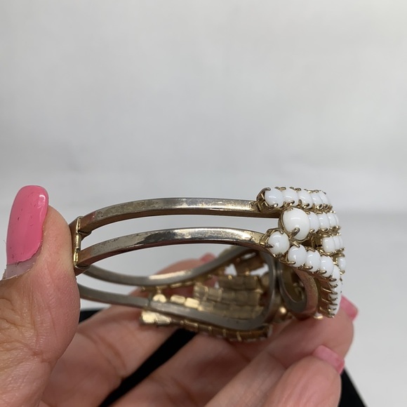 Vintage 1960’s milk glass clamper bracelet - Picture 6 of 11